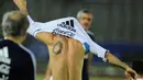 Tato pertama Messi di bagian kiri punggung pasang mesi sebagai pengingat akan sang ibunda tercinta, Celia Cuccittini. (AFP/Munir Uz Zaman)