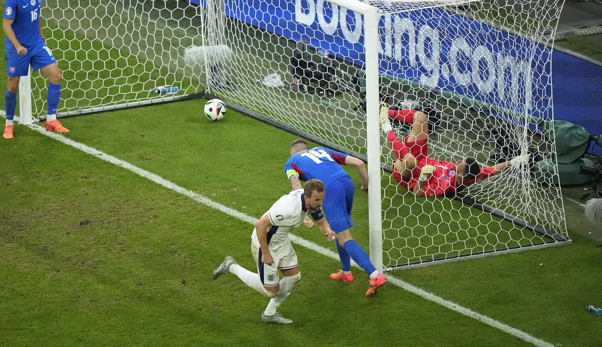 Selebrasi striker Timnas Inggris, Harry Kane setelah mencetak gol kedua timnya ke gawang Timnas Slovakia lewat tandukan kepala pada laga babak 16 besar Euro 2024 di Arena AufSchalke, Gelsenkirchen, Jerman, Minggu (30/6/2024). (AP Photo/Ebrahim Noroozi)