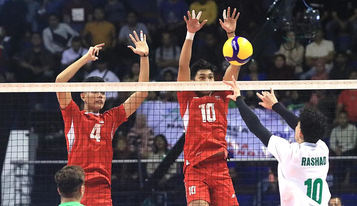 <p>Dua pemain Timnas Voli putra Indonesia U-20, Darda Mulya Muhammad (kiri) dan Farchan Vachrezy berusaha membendung bola drop yang dilepaskan pemain Arab Saudi, Rashad Abuelkhir pada laga Grup A Kejuaraan Bola Voli Asia Putra AVC U-20 2024 di Jawa Pos Arena, Surabaya, Rabu, 24 Juli 2024. (Dok. PBVSI)</p>