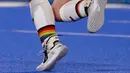 Nike Lorenz dari Jerman mengenakan pelindung tulang kering berhias pelangi saat mengoper bola saat pertandingan hoki lapangan wanita melawan India di Olimpiade Musim Panas 2020 di Tokyo, Jepang, Senin ( 26/7/2021). (AP Photo/John Minchillo)