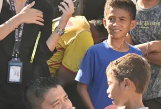 Seskab Teddy Bagikan Mainan Rubik hingga Protein Bar ke Anak-anak NTT Terdampak Gempa (Lizsa Egeham/Liputan6.com)