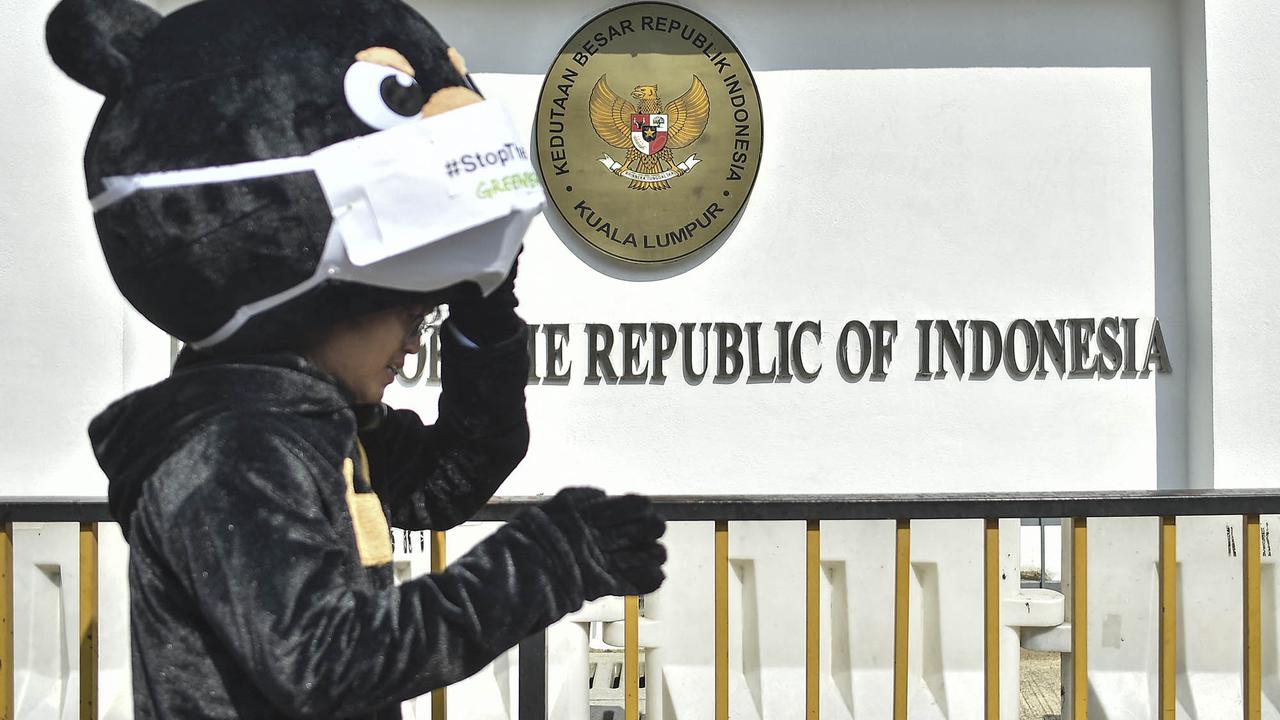 Greenpeace Malaysia Gelar Aksi Damai Desak Indonesia Buka Data Karhutla