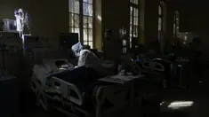 Seorang pekerja medis merawat pasien COVID-19 di ICU Rumah Sakit Umum di La Paz, Bolivia, Rabu (23/6/2021). Bolivia mengalami gelombang ketiga pandemi virus corona (COVID-19), menurut otoritas kesehatan. (AP Photo/Juan Karita)