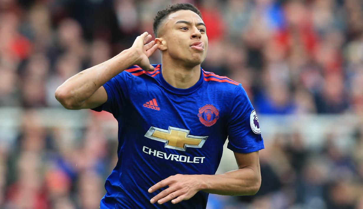Gelandang Manchester United, Jesse Lingard merayakan gol yang dicetaknya ke gawang Middlesbrough. Ada selebrasi gaya baru yang dipertunjukan oleh pemain berusia 24 tahun itu usai mencetak gol pada menit ke-63. (AFP/Lindsey Parnaby)