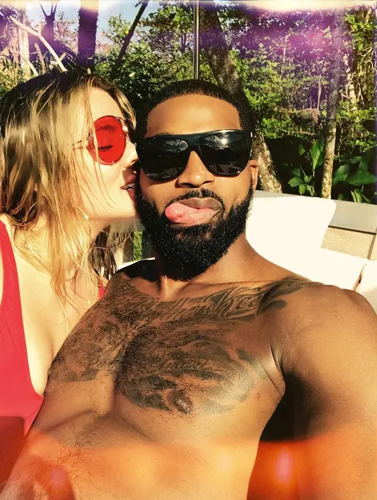 Asisten Khloe pun megatakan hal yang bisa mengalahkan hadiah Trais adalah cincin pertunangan dan lamaran yang romantis. (instagram/khloekardashian)