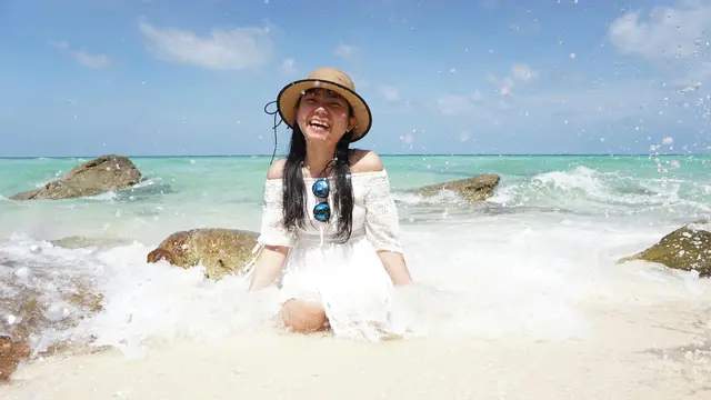 bermain air di pantai
