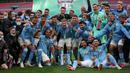 Para pemain Manchester City merayakan gelar Carabao Cup 2020/2021 setelah mengalahkan Tottenham Hotspur pada laga final di Wembley Stadium, London (25/4/2021). Di posisi kedua ada Manchester City yang total telah mengoleksi 8 gelar juara Piala Liga Inggris. Trofi terakhir diraih Manchester Biru pada musim 2020/2021 setelah pada laga final menang 1-0 atas Tottenham Hotspur lewat gol tunggal Aymeric Laporte. (AFP/Pool/Carl Recine)