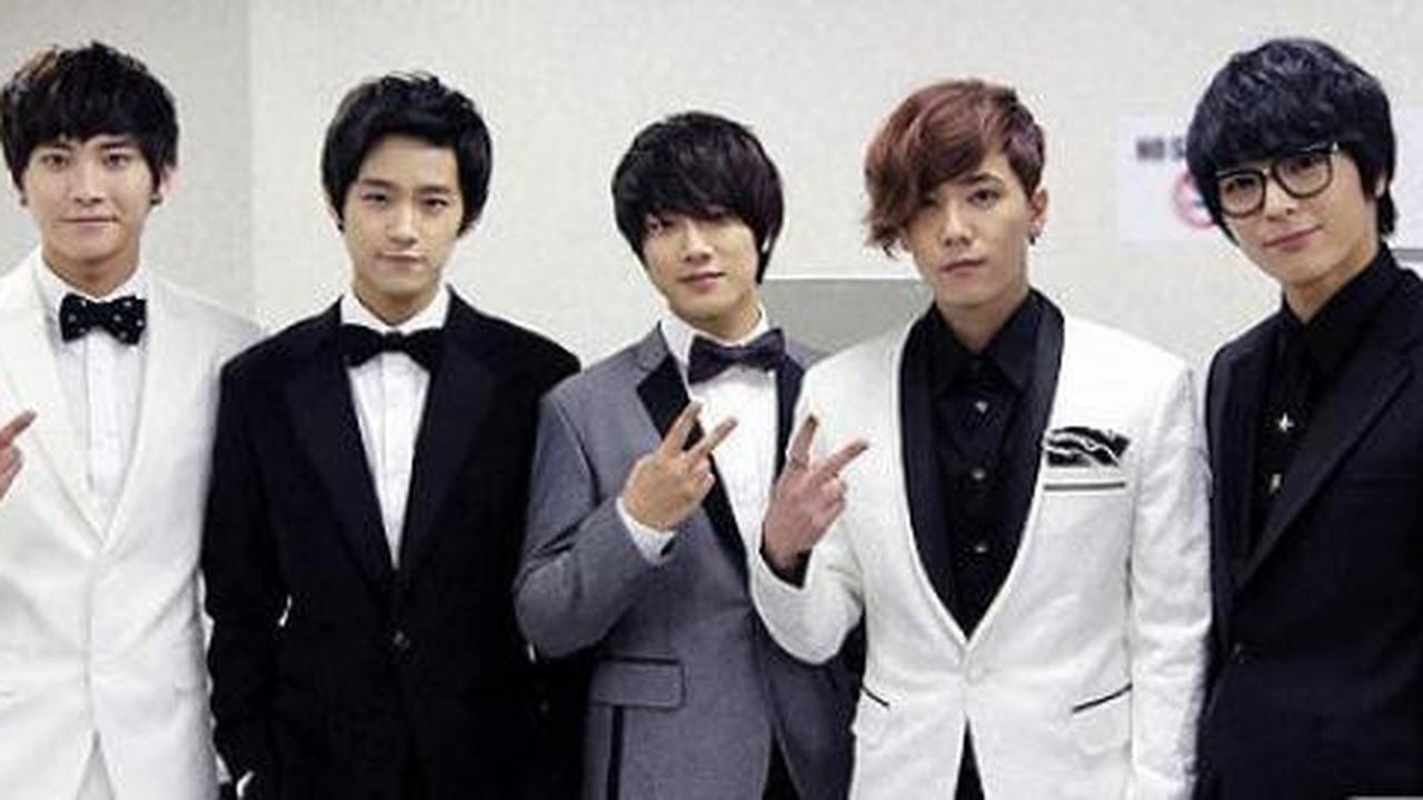 FT Island sumbang buku dan komputer untuk sekolah di Afrika