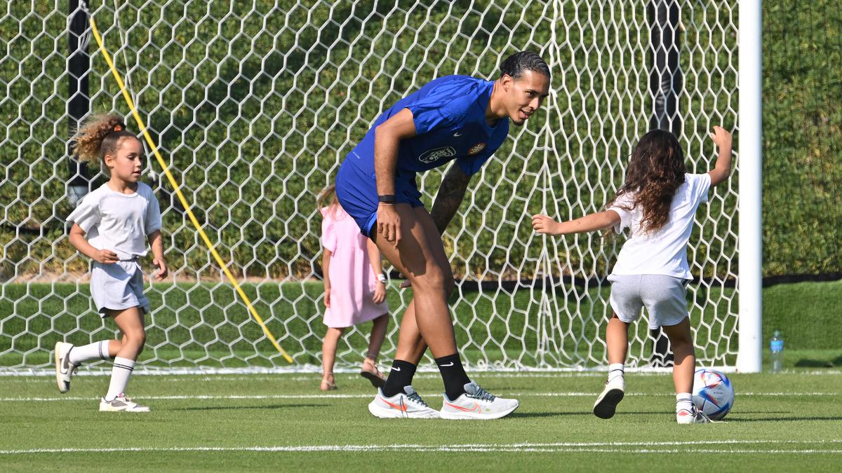 Momen Virgil van Dijk Bermain dengan Anakanaknya Usai Sesi Latihan Piala Dunia 2022 Foto