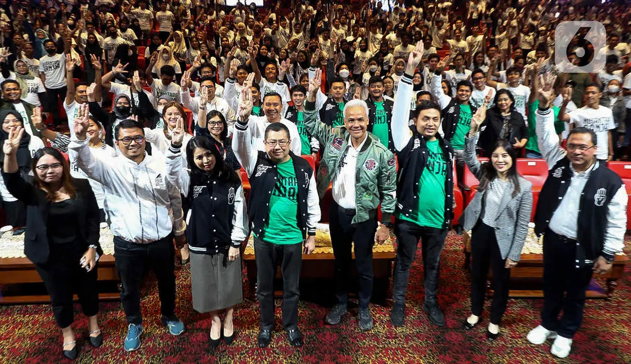 <p>Calon presiden nomor urut 3 Ganjar Pranowo (keempat kanan) saat menghadiri acara deklarasi relawan Nusantara Ganjar (NAGA) di Jakarta, Kamis (11/1/2024). Deklarasi relawan Nusantara Ganjar terdiri dari anak-anak muda di bawah 30 tahun yang hadir dari 17 provinsi. (Liputan6.com/Herman Zakharia)</p>