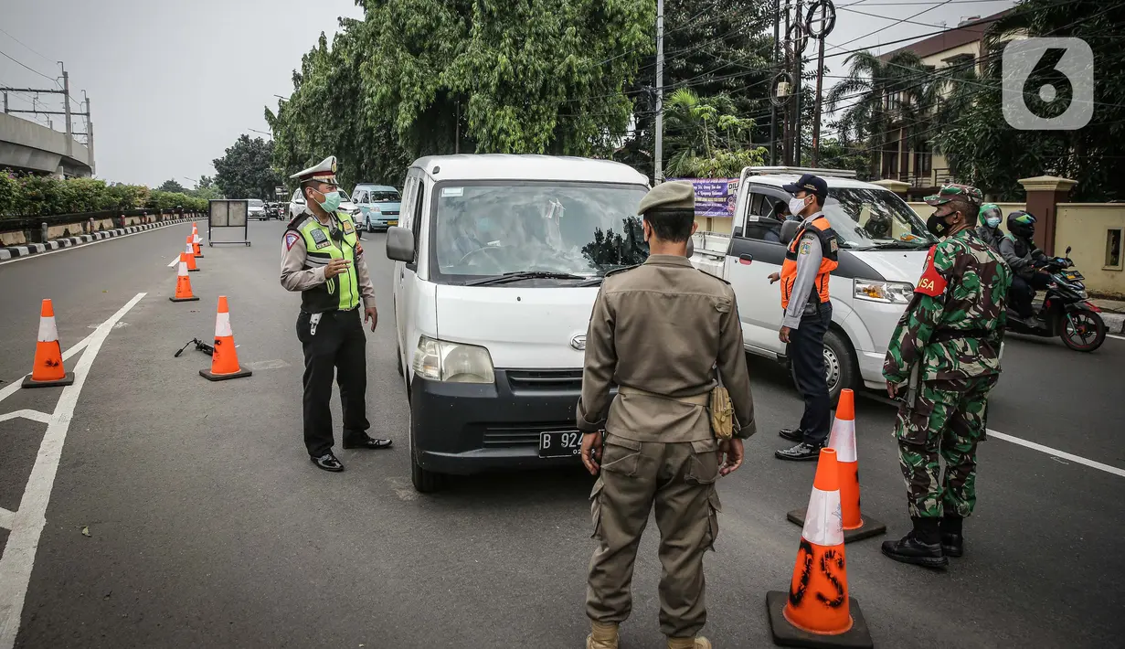 Petugas memeriksa dokumen pengendara yang melintas di check point  penyekataan arus mudik di kawasan Pasar Jumat, Kamis (6/5/2021). Penyekatan dan cek poin dilakukan saat penerapan larangan mudik Lebaran 2021 sebagai upaya pencegahan penularan COVID-19. (Liputan6.com/Faizal Fanani)