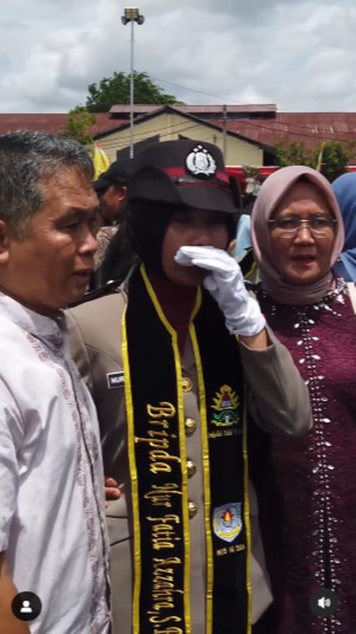 Sosok Bintara Penyandang Disabilitas Bersimpuh Haru di Kaki Sang Ibu