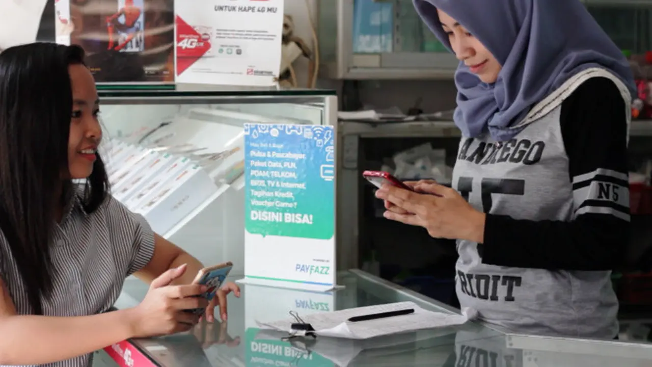 Agen Payfazz sedang melayani penggunanya. Liputan6.com/Muhammad Sufyan
