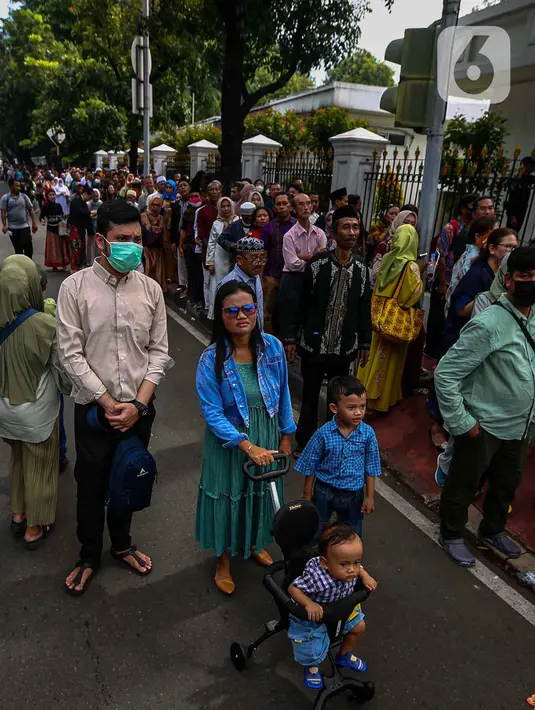 Hingga siang hari, warga masih terus berdatangan. (Liputan6.com/Angga Yuniar)