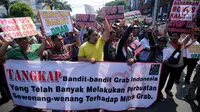 Ratusan sopir GrabCar melakukan aksi demo di depan Gedung Maspion Plaza, Jakarta Utara, Selasa (4/7). Para pengemudi berunjuk rasa karena akun mereka yang tiba-tiba diputus kemitraannya oleh pihak Grab pada Selasa (27/6). (Liputan6.com/Gempur M Surya)