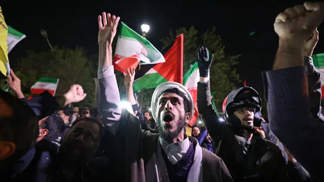 Warga Iran Turun ke Jalan Dukung Serangan ke Israel