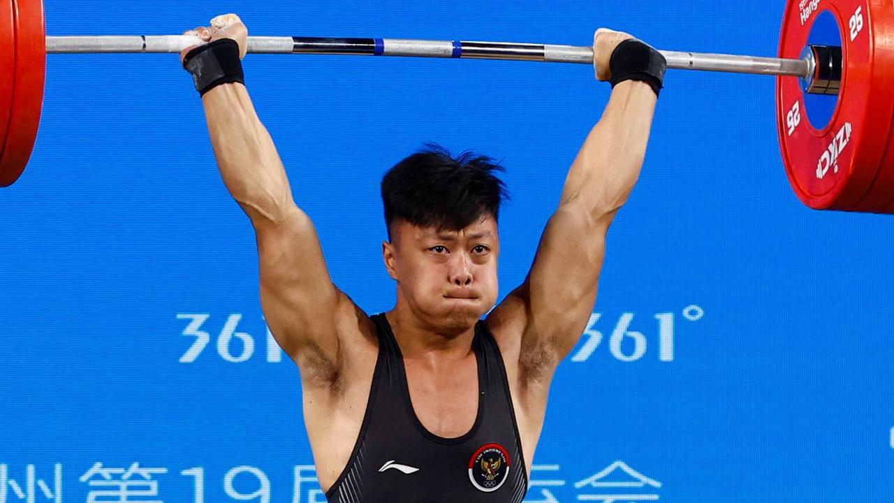FOTO: Aksi Atlet Angkat Besi Indonesia Rahmat Erwin Abdullah Raih Emas dan Pecahkan Rekor Dunia di Asian Games 2023