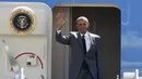 Presiden AS, Barack Obama menyapa awak media saat tiba di hanggar pribadi, Bandara Internasional Ninoy Aquino, Manila, Filipina (17/11). Obama akan mengadiri KTT kerjasama Ekonomi Asia-Pasifik (APEC) pada Sabtu (20/11). (REUTERS/Erik De Castro)