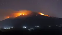 Sejumlah titik-titik api kebakaran yang melanda lereng Gunung Merbabu terlihat dari Kecamatan Magelang, Jawa Tengah, Jumat (21/8/2015). Kebakaran yang sudah terjadi sejak dua hari yang lalu itu diduga akibat musim kemarau. (AFP PHOTO/SURYO WIBOWO)