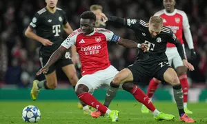 Pemain Arsenal, Bukayo Saka berebut bola dengan pemain Bayern Munchen, Konrad Laimer dalam laga Liga Champions 2025/2026 di Emirates Stadium, London, Rabu (26/11/2025) waktu setempat. (AP Photo/Kin Cheung)