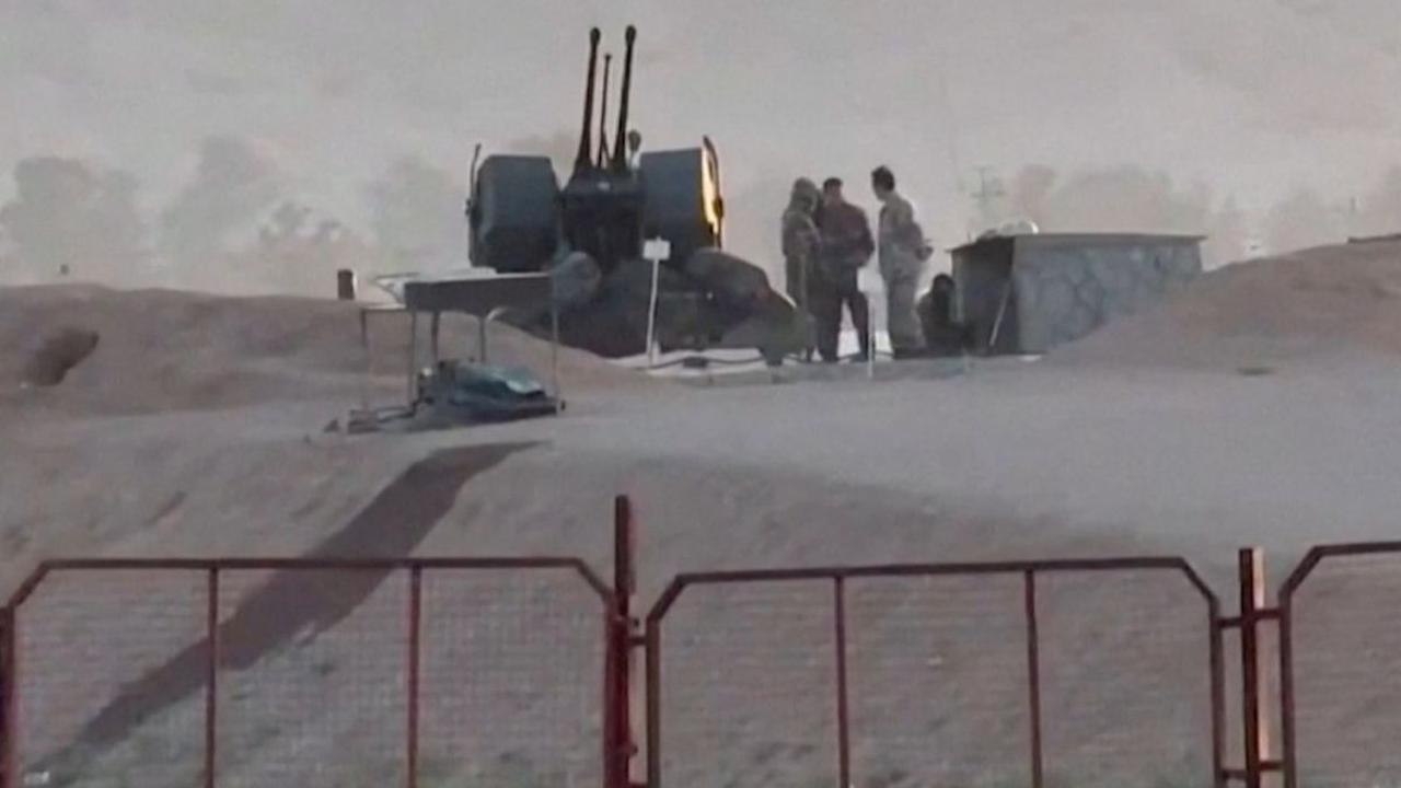 Personel militer berjaga di fasilitas nuklir di Zardanjan, Isfahan, Iran, pada 19 April 2024. Israel dilaporkan meluncurkan rudal ke Iran pada Jumat dini hari sebagai balasan atas serangan akhir pekan kemarin. Serangan Israel ini menargetkan Provinsi Isfa