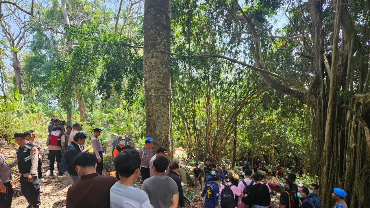 polisi bongkar makam pencuri ayam tewas dikeroyok massa di Tabanan, Senin (27/7/2026). (merdeka.com/Moh Kadafi).