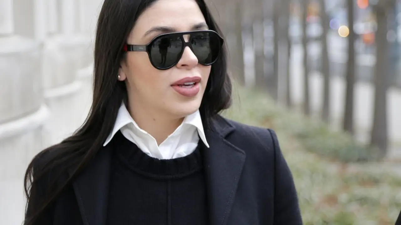 Dalam foto yang diambil pada 6 Desember 2018 ini, Emma Coronel Aispuro, istri Joaquín "El Chapo" Guzmán, tiba di pengadilan federal di New York. (Foto AP / Seth Wenig, File)