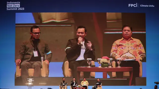Ketua Umum Partai Demokrat Agus Harimurti Yudhoyono (AHY) (tengah) mengajak seluruh elemen bangsa untuk tidak mengabaikan perubahan iklim. Hal tersebut ia sampaikan dalam diskusi “Rembuk Kebangsaan untuk Iklim” Indonesia Net-zero Summit 2023, yang diselen