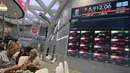 Pada pembukaan pasar usai libur Lebaran 2025, pada Selasa (8/4/2025), saham-saham Indonesia merosot lebih dari sembilan persen ke level 5.912. (BAY ISMOYO/AFP)