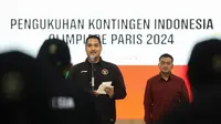 Menpora RI Dito Ariotedjo mengukuhkan Tim Indonesia yang akan berlaga di Olimpiade 2024. Acara pengukuhan dilakukan di Auditorium Kemenpora RI, Jakarta pada Rabu (10/7/2024). (Bola.com/Abdul Aziz)