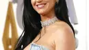 Katy Perry berpose sambil tersenyum saat menghadiri The 56th Annual CMA Awards di Bridgestone Arena di Nashville, Tennessee pada 9 November 2022. Penyanyi Firework 38 tahun itu tampak seksi mengenakan korset denim ringan dengan belahan dada. (Jason Kempin/Getty Images/AFP)