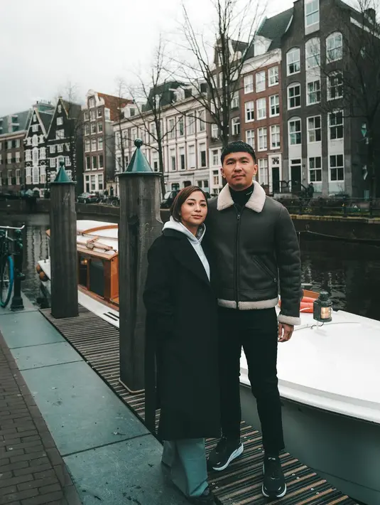 Nikita Willy dan Indra Priawan tampil dengan winter look. Nikita dengan long coat hitam, sedangkan Indra memadukan penampilannya dengan jaket kulit. [Foto: Instagram/nikitawillyofficial94]