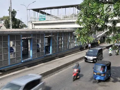 Kendaraan melintas di dekat halte bus Transjakarta Pasar Rumput yang tidak terawat, Jakarta, Kamis (6/9). Kondisi bangunan halte bus Transjakarta di Pasar Rumput saat ini sangat memprihatinkan. (Merdeka.com/Iqbal S. Nugroho)