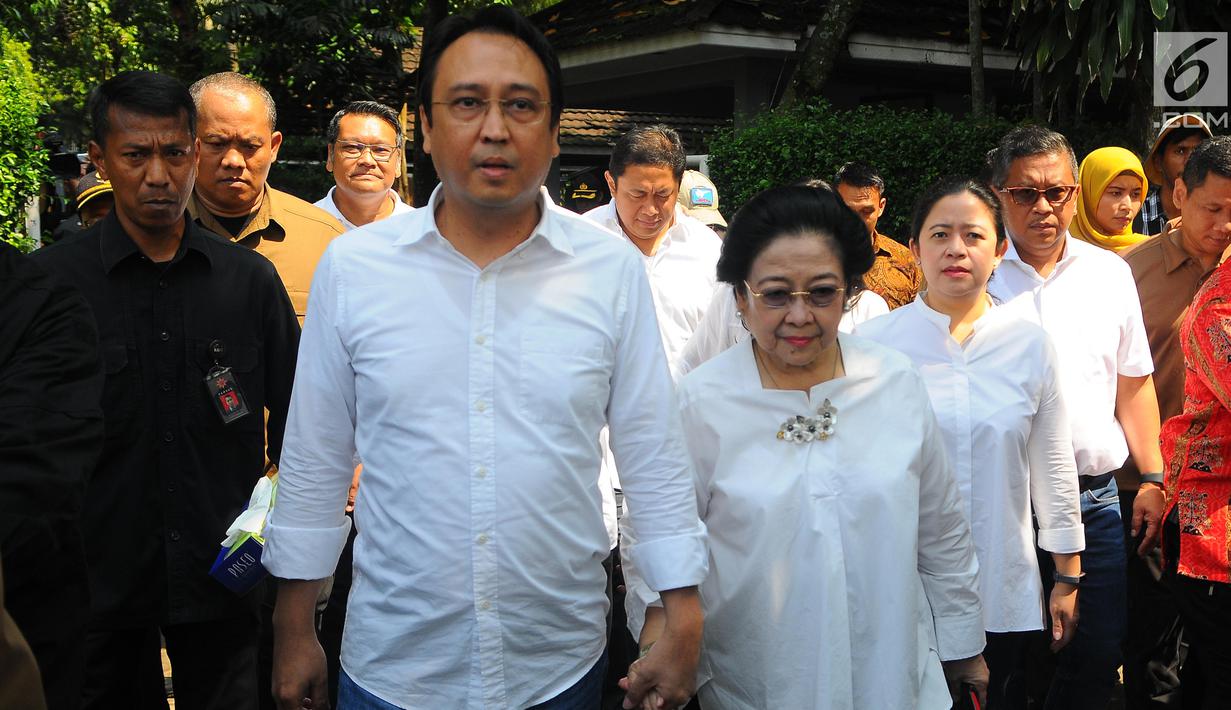 FOTO: Ditemani Puan Maharani, Megawati Mencoblos di Kebagusan - Foto