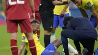 Pemain Brasil Neymar mendapat perawatan dalam pertandingan Grup G Piala Dunia 2022 melawan Serbia di Stadion&nbsp;Lusail Iconic, Qatar, Jumat (25/11) dini hari WIB. Brasil menang 2-0 atas Serbia. (AP Photo/Andre Penner)