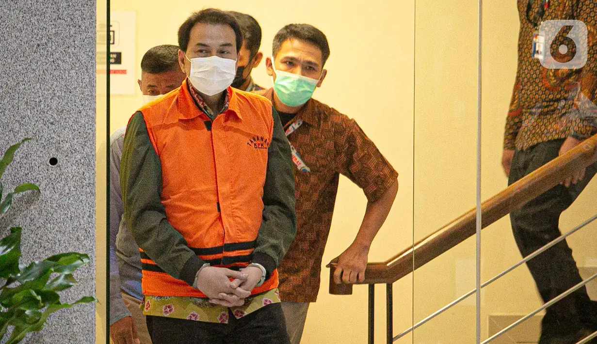 Wakil Ketua DPR Aziz Syamsuddin jelang rilis penetapan tersangka dan penahanan di Gedung KPK Jakarta, Sabtu (25/9/2021). Politisi Partai Golkar ini ditetapkan sebagai tersangka dan langsung ditahan KPK terkait kasus penanganan perkara di Kabupaten Lampung Tengah. (Liputan6.com/Faizal Fanani)