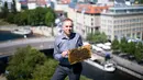 Direktur pengelola Katedral Berlin menunjukkan sarang lebah yang diproduksi di atap Katedral Berlin di Berlin, 14 Mei 2018. Seseorang tidak akan mengira kalau ibu kota Jerman itu adalah lokasi ideal beternak lebah dan produksi madu. (AP/Markus Schreiber)