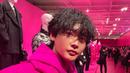 Salah satunya saat hadir di acara Valentino Pink. Dengan rambut curly nya, Lee Jong Suk tampil serba pink [instagram/jongsuk0206]