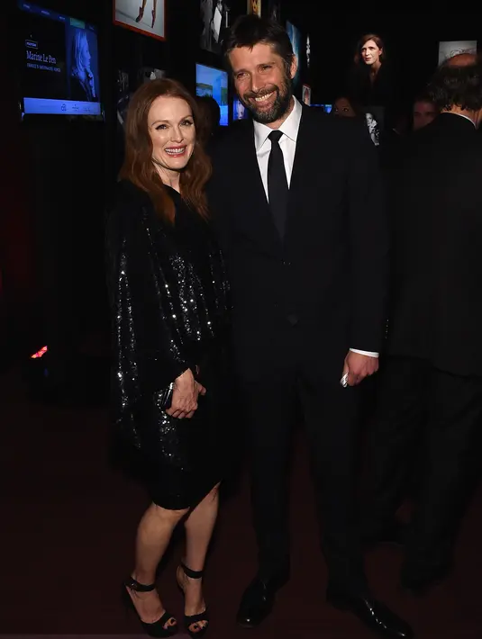 Julianne Moore dan Bart Freundlich. Perbedaan usia: 9 tahun. Mereka menikah pada tahun 2003 dan memiliki dua anak. Sang aktris mengatakan jika satu-satunya alasan ia menikah pada tahun 2003 adalah untuk anak-anaknya. (AFP/Bintang.com)