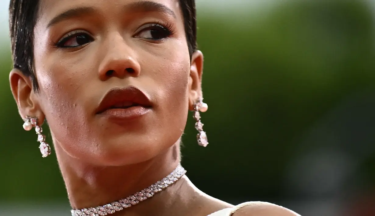 <p>&nbsp;</p>
<p>Pakaian minimalisnya dipercantik dengan taburan berlian yakni sepasang anting-anting permata dan kalung yang berkilauan. (Marco BERTORELLO / AFP)</p>