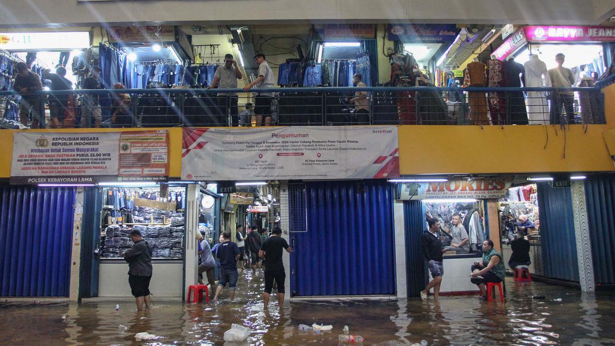 Pasar Cipulir Tergenang Air, Aktivitas Jual Beli Terganggu