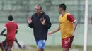 Pelatih Arema FC, Milomir Seslija, berbincang dengan Hanif Sjahbandi saat sesi latihan di Stadion Gajayana, Malang, Kamis (11/4). Latihan ini merupakan persiapan jelang laga final menghadapi Persebaya Surabaya. (Bola.com/Yoppy Renato)