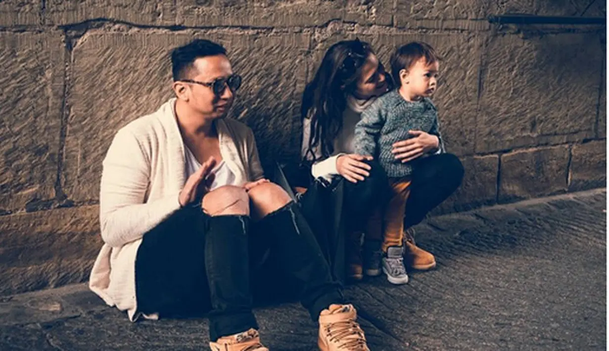 Beberapa hari belakangan ini, pasangan Ringgo Agus Rahman, istri serta buah hatinya, sedang berlibur di Swiss. Beberapa tempat disinggahi oleh Agus. Beberapa foto liburan di bagikan di media sosialnya. (Instagram/ringgoagus)