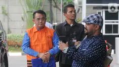 Bupati nonaktif Bengkayang Suryadman Gidot (kiri) tiba di Gedung KPK, Jakarta, Selasa (15/10/2019). Suryadman menjalani pemeriksaan lanjutan penyidik KPK sebagai tersangka untuk melengkapai berkas terkait dugaan menerima suap dalam proyek di lingkungan Kabupaten Bengkayang. (merdeka.com/Dwi Narwoko)