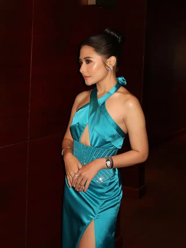 6 Potret Anggun Prilly Latuconsina di Premiere Film Terbaru, Tampil Percaya Diri dengan Tubuh yang Makin Ramping
