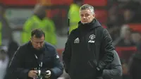 Manajer Manchester United, Ole Gunnar Solskjaer, termenung saat melihat tim asuhannya kalah 0-2 dari Burnley dalam laga pekan ke-24 Premier League, Kamis (23/1/2020) dini hari WIB. (Paul Ellis/AFP)