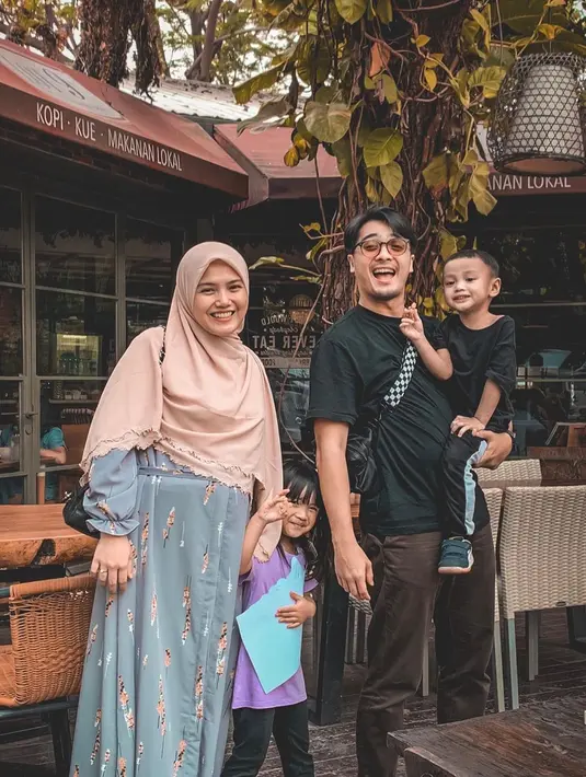 Ricky Harun dan Herfiza Novianti menikah sejak 2013 lalu. Sebelumnya, mereka sudah memiliki tiga anak, yaitu Dhia Malik Akyza Pratama, Athaya Akyza Pratama, dan Mikaila Akyza Pratama.  (Instagram/rickyharun)