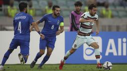 Pada menit ke-26, Bernando Silva (kanan) sukses menjadi keran gol pada laga tersebut. Bernando Silva sukses mengkonversi umpan lambung Bruno Fernandes menjadi tendangan first time kaki kiri yang menghujam ke pojok kiri gawang Azerbaijan. (Foto: AP/Aziz Karimov)