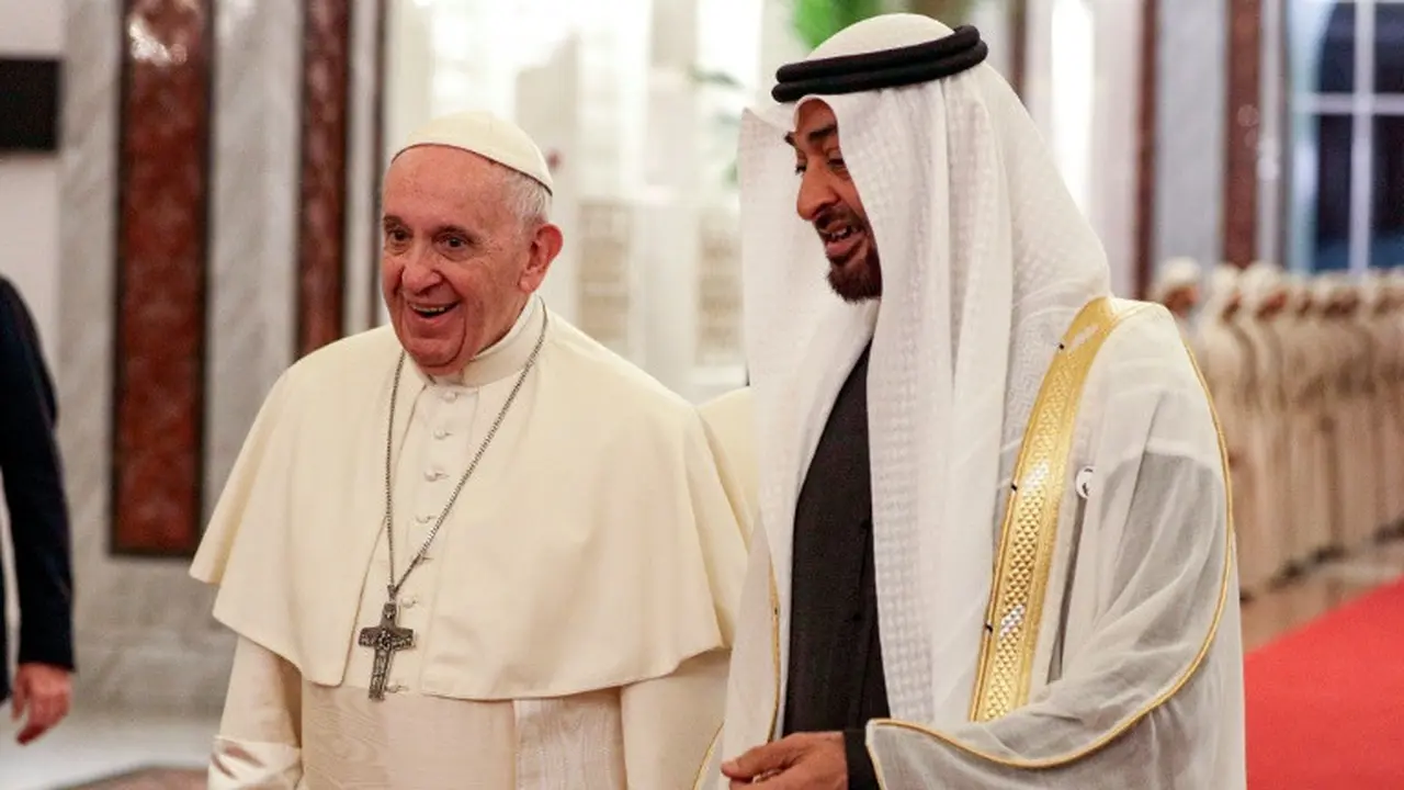 Paus Fransiskus disambut oleh Putra Mahkota Sheikh Mohammed bin Zayed al-Nahyan saat mendarat di Abu Dhabi, Minggu 3 Februari 2019 (AFP/Andrew Medhicini)