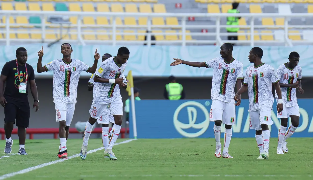 Pemain timnas Mali U-17 merayakan gol kemenangan atas Meksiko di babak 16 besar Piala Dunia U-17 2023 di Stadion Gelora Bung Tomo (GBT), Surabaya, Jawa Timur, Selasa (21/11/2023). (Doc. LOC WCU17/NFL)